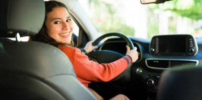 Jeune conducteur au volant de la voiture des parents, assurance en conducteur secondaire