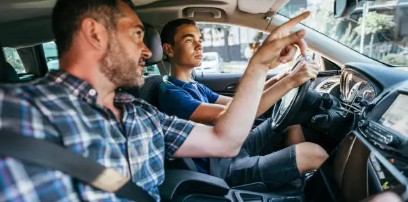 Jeune conducteur en conduite accompagnée aux côtés de son accompagnateur, dispositif AAC pour réduire l'assurance