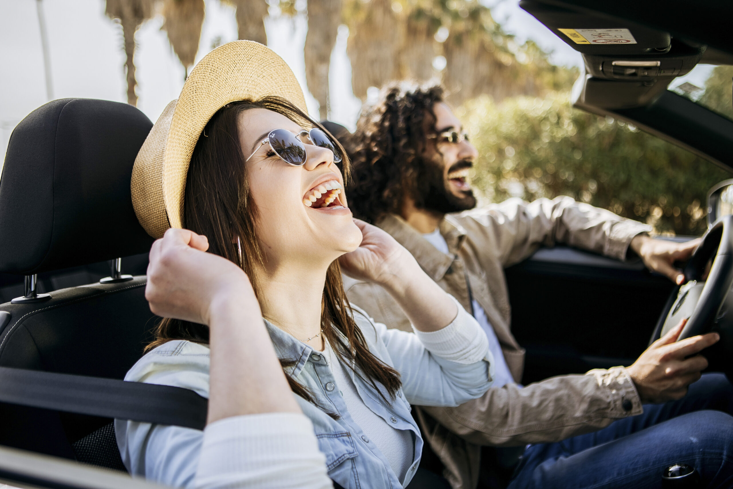Couple souriant lors d’un trajet automobile